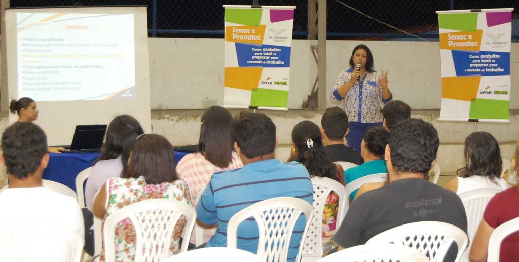 Coordenadora pedagógica do Senac, Lidiane Alves de Melo faz aula expositiva do Pronatec