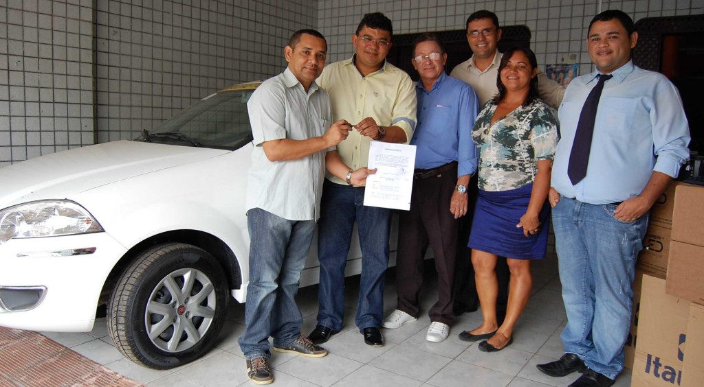 Prefeito Kerginaldo Pinto faz entrega das chaves do veículo aos conselheiros tutelares