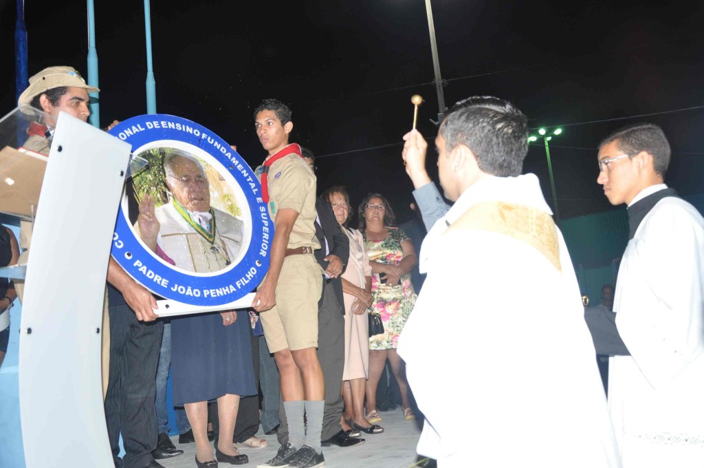 Padre Lenilson Chagas durante a bênção solene