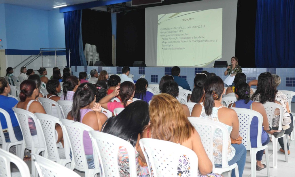 Sra. Leila Rocha ministrou a aula inaugural do Pronatec 2014 em Macau