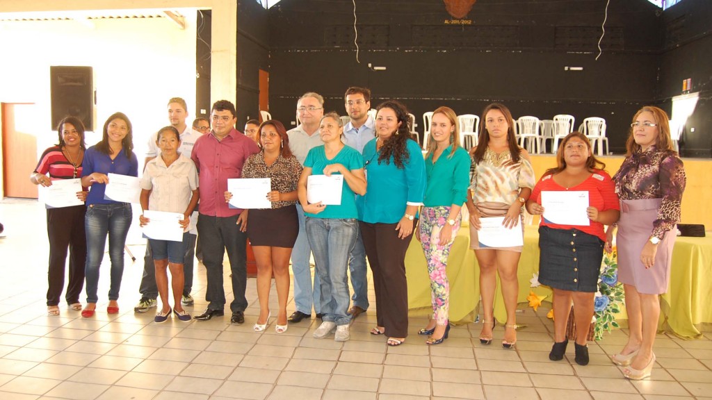 Prefeito Kerginaldo, Vereador Oscar e secretários municipais dividem a alegria com concluintes da 1ª turma do Pronatec em 2013