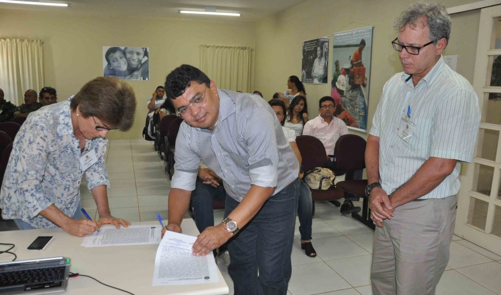 Prefeito Kerginaldo e a superintendente da SPU Yeda Cunha assinam  termo de doação na presença do representante da Petrobras 